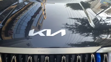 카니발 구형 KIA 엠블럼을 KN 신형 엠블럼으로 교체한 시공 후기