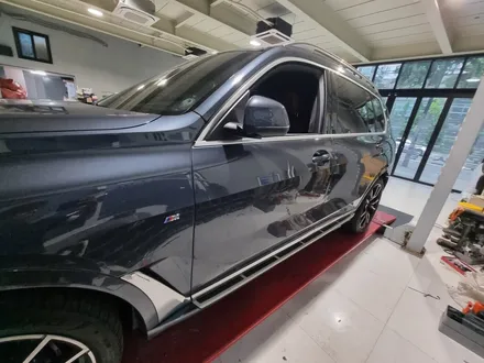 BMW X7 전동 사이드스텝 추가 장착 - 순정 사이드스텝 차량