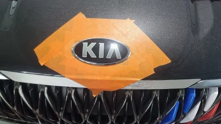 카니발 구형 KIA 엠블럼을 KN 신형 엠블럼으로 교체한 시공 후기