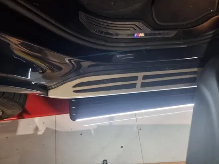 BMW X7 전동 사이드스텝 추가 장착 - 순정 사이드스텝 차량
