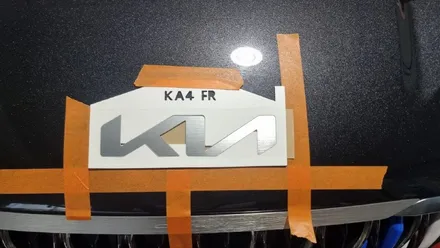 카니발 구형 KIA 엠블럼을 KN 신형 엠블럼으로 교체한 시공 후기