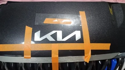 카니발 구형 KIA 엠블럼을 KN 신형 엠블럼으로 교체한 시공 후기