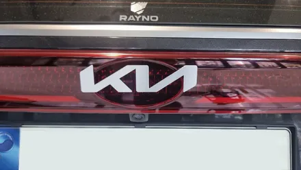 카니발 구형 KIA 엠블럼을 KN 신형 엠블럼으로 교체한 시공 후기