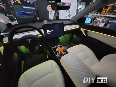 테슬라 모델Y DMX엠비언트 라이트 무드등 풋등 시공 다이프로샵 경남 부산 울산 대전 경북 / 대구 남산동