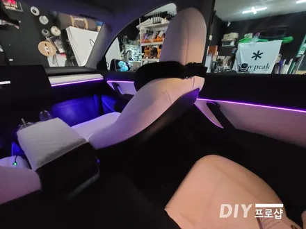 테슬라 모델Y DMX엠비언트 라이트 무드등 풋등 시공 다이프로샵 경남 부산 울산 대전 경북 / 대구 남산동