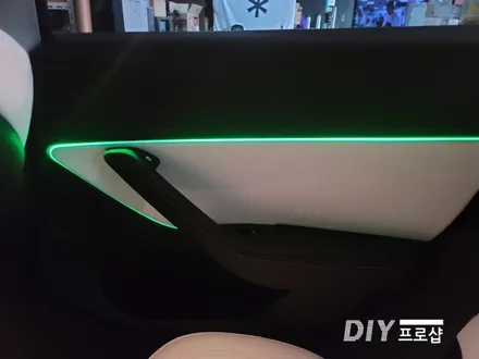 테슬라 모델Y DMX엠비언트 라이트 무드등 풋등 시공 다이프로샵 경남 부산 울산 대전 경북 / 대구 남산동