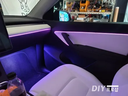 테슬라 모델Y DMX엠비언트 라이트 무드등 풋등 시공 다이프로샵 경남 부산 울산 대전 경북 / 대구 남산동