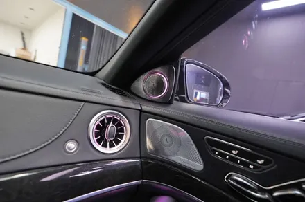 벤츠 S550 (W222) - 마이바흐 개조된 차량 송풍구 엠비언트, 부메스터 스피커 시공