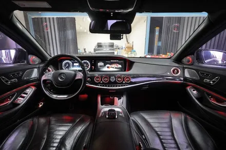 벤츠 S550 (W222) - 마이바흐 개조된 차량 송풍구 엠비언트, 부메스터 스피커 시공