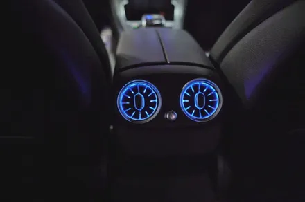 벤츠 C200 (W205) 송풍구 엠비언트 64색 업그레이드, 부메스터 스피커 시공
