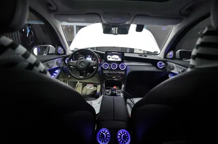 벤츠 GLC350e 카플레이 , 송풍구 엠비언트 (64색 업그레이드), 부메스터 스피커 시공