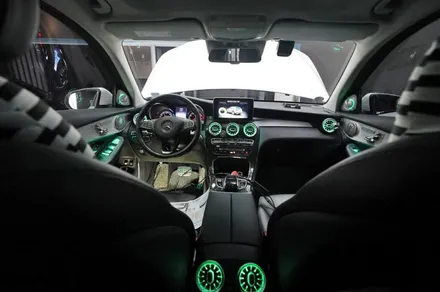 벤츠 GLC350e 카플레이 , 송풍구 엠비언트 (64색 업그레이드), 부메스터 스피커 시공