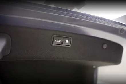 G80 로얄블루 디젤차량에 전동트렁크 + 어라운드뷰 순정부품 , 순정옵션 시공..