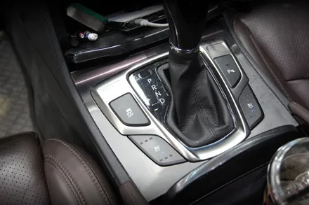 그랜저hg 오토홀드  사용을 위해서 전자파킹 (EPB) 시공합니다.