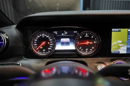 벤츠 E220D 카브리올레 - 와이드콕핏 디지털 계기판 교체