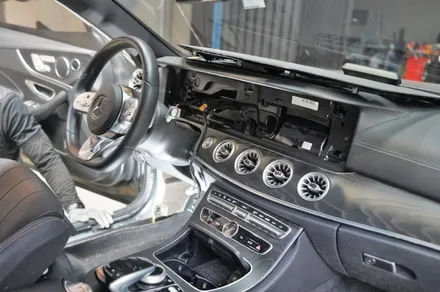 벤츠 E220D 카브리올레 - 와이드콕핏 디지털 계기판 교체