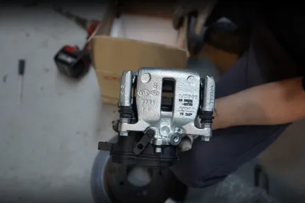 그랜저hg 오토홀드  사용을 위해서 전자파킹 (EPB) 시공합니다.