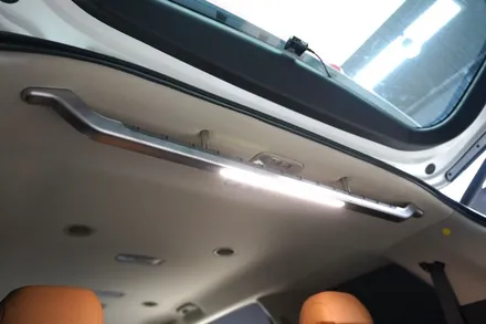 카니발KA4 - 4인승에 적용되는 순정 옷걸이 장착