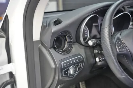 벤츠 GLC350e 카플레이 , 송풍구 엠비언트 (64색 업그레이드), 부메스터 스피커 시공