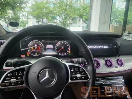 벤츠 w213 e300세단 송풍구엠비언트.부메스터스피커.디지털계기판 와이드콕핏.amg잠자리신형핸들 실내 신형개조
