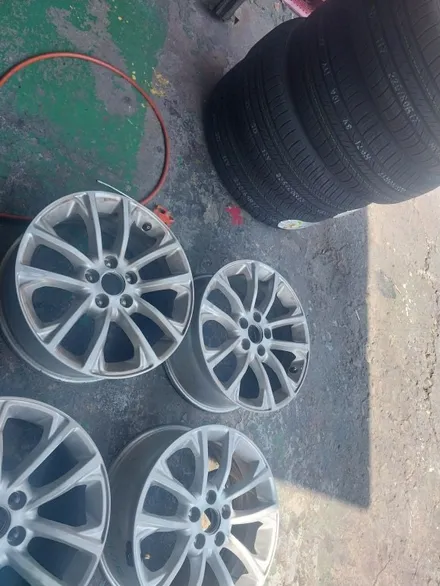 #휠 (대구휠복원) jeep 순정 17인치 블랙유광도색및  225 60 17 HP71 신품 교환 대구 에스휠. / 대구 북구 태전동