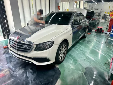 용인 벤츠 e클래스 랩핑 제거 후 샴페인골드 투톤랩핑 재시공 / 수원시 영통구 매탄동