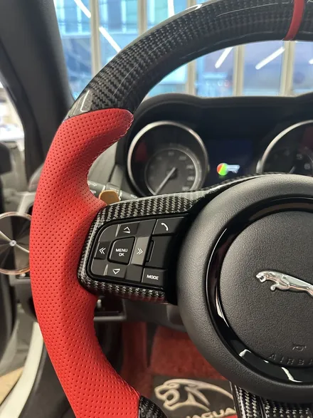 [올인게러지] 재규어 F-TYPE 5.0 15년식 레드색상의 카본D컷 뼈대 교체로 밋밋한 순정 핸들은 안녕 / 서울 용산 도원동