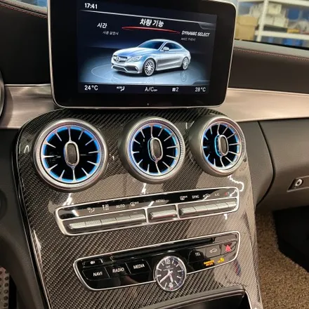 벤츠 W205 C63쿠페 AMG카본핸들 D컷 + 송풍구엠비언트 1열 시공으로 드라마틱한 변화 / 서울 용산 중구