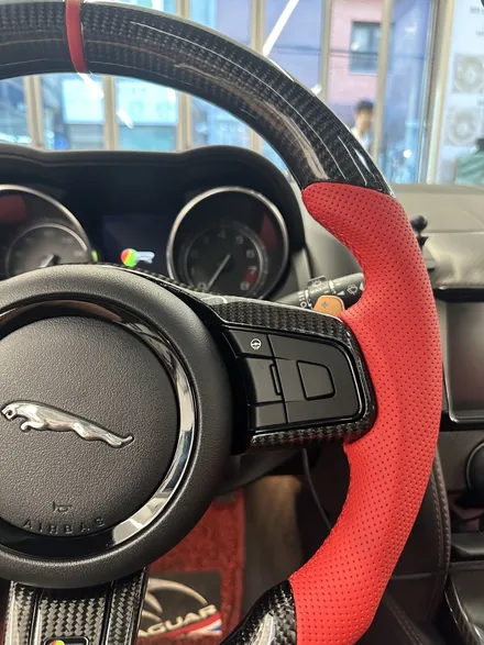 [올인게러지] 재규어 F-TYPE 5.0 15년식 레드색상의 카본D컷 뼈대 교체로 밋밋한 순정 핸들은 안녕 / 서울 용산 도원동
