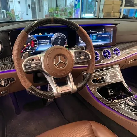 벤츠W213 E63AMG 색상맞춤 신형카본D컷핸들과 1,2열 송풍구엠비언트라이트 작업하다 / 서울 용산 중구