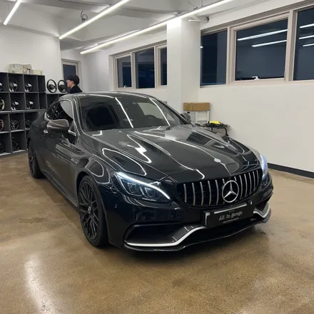 벤츠 W205 C63AMG 벤츠 AMG카본핸들 디자인 변경으로 실내 분위기를 살렸습니다. / 서울 용산 중구