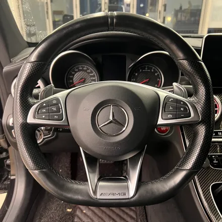 벤츠 W205 C63AMG 벤츠 AMG카본핸들 디자인 변경으로 실내 분위기를 살렸습니다. / 서울 용산 중구