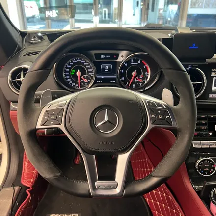 벤츠 R231 SL63AMG  22 벤츠최신형 잠자리AMG핸들로 교체시공을 하였습니다 / 서울 용산 중구
