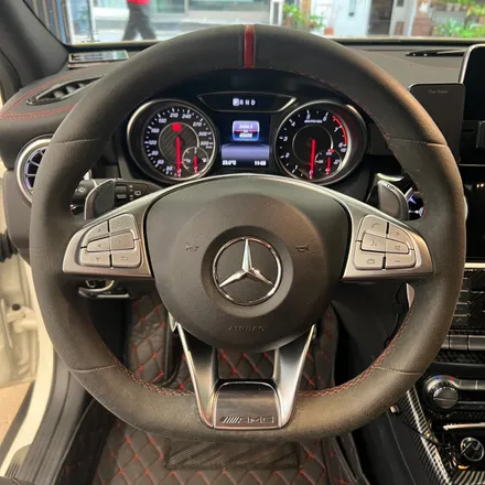 벤츠X156 GLA45AMG AMG핸들 카본D컷 LED퍼포먼스 디자인 으로 교체작업을 하였습니다 / 서울 용산 중구