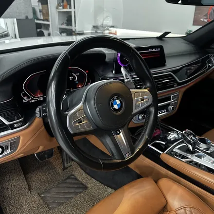 [올인게러지] BMW 7시리즈 G11 730LD MSP 2020 전체 타공가죽 D컷 M핸들 마그네틱패들쉬프트 + 50주년 엠블럼 튜닝 / 서울 용산 도원동