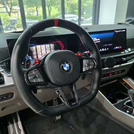 BMW X6M 페리 모델의 강렬한 변신! 정품 M 카본핸들 D컷 교체 시공으로 실내 감성 마력 끝판왕 완성 / 서울 용산 도원동