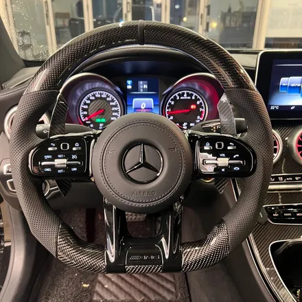 벤츠 W205 C63AMG 벤츠 AMG카본핸들 디자인 변경으로 실내 분위기를 살렸습니다. / 서울 용산 중구