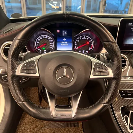 벤츠 W205 C63쿠페 AMG카본핸들 D컷 + 송풍구엠비언트 1열 시공으로 드라마틱한 변화 / 서울 용산 중구