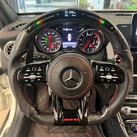 벤츠X156 GLA45AMG AMG핸들 카본D컷 LED퍼포먼스 디자인 으로 교체작업을 하였습니다 / 서울 용산 중구