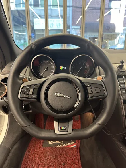 [올인게러지] 재규어 F-TYPE 5.0 15년식 레드색상의 카본D컷 뼈대 교체로 밋밋한 순정 핸들은 안녕 / 서울 용산 도원동