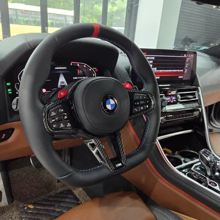 BMW 8시리즈 M850i LCI, 정품 M D컷 핸들 레드라인 버전 교체 시공으로 M 실내 감성 완성! / 서울 용산 도원동