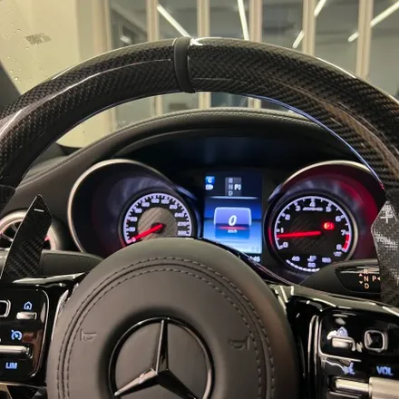 벤츠 W205 C63AMG 벤츠 AMG카본핸들 디자인 변경으로 실내 분위기를 살렸습니다. / 서울 용산 중구