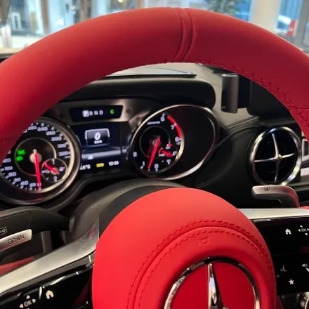 벤츠 R231 SL63AMG  22 벤츠최신형 잠자리AMG핸들로 교체시공을 하였습니다 / 서울 용산 중구