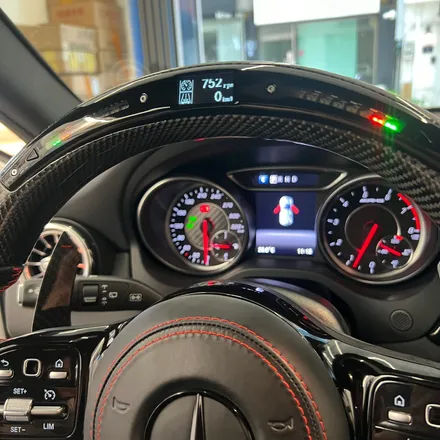 벤츠X156 GLA45AMG AMG핸들 카본D컷 LED퍼포먼스 디자인 으로 교체작업을 하였습니다 / 서울 용산 중구