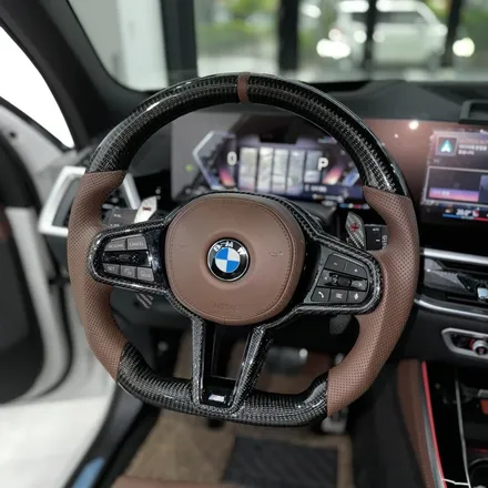 BMW X5 페이스리프트 2025년식 M카본 D컷 핸들 + 브라운 맞춤 교체시공했습니다 / 서울 용산 도원동