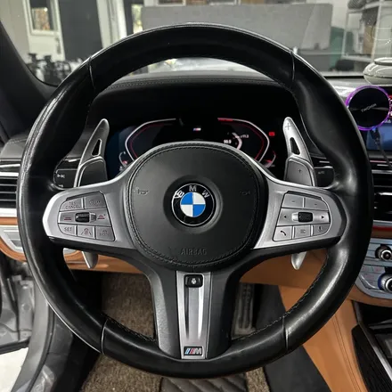 [올인게러지] BMW 7시리즈 G11 730LD MSP 2020 전체 타공가죽 D컷 M핸들 마그네틱패들쉬프트 + 50주년 엠블럼 튜닝 / 서울 용산 도원동