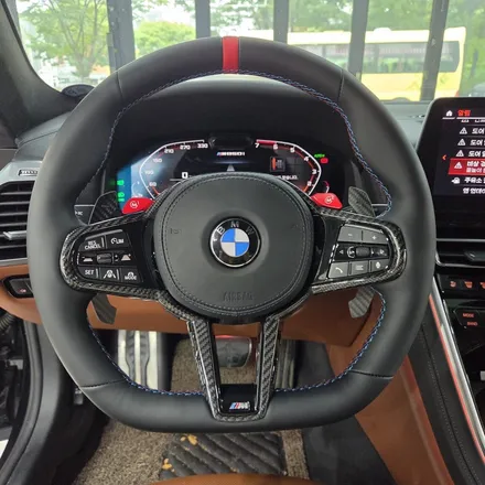 BMW 8시리즈 M850i LCI, 정품 M D컷 핸들 레드라인 버전 교체 시공으로 M 실내 감성 완성! / 서울 용산 도원동