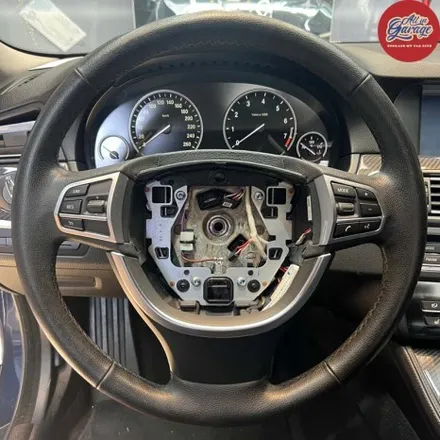 BMW F10 5시리즈 528i / 정품 M핸들풀옵션(열선진동) 교체작업 / 서울 용산 중구