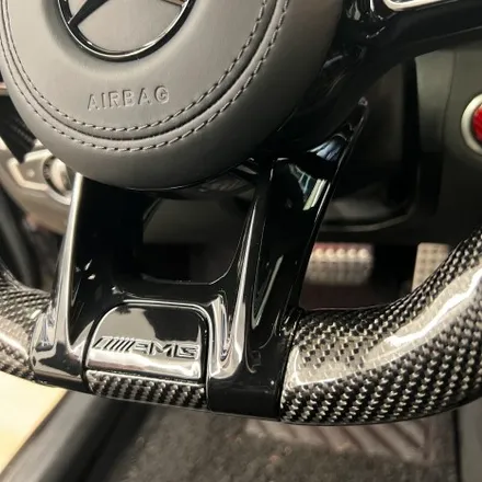 벤츠 W205 C63AMG 벤츠 AMG카본핸들 디자인 변경으로 실내 분위기를 살렸습니다. / 서울 용산 중구