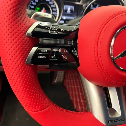 벤츠 R231 SL63AMG  22 벤츠최신형 잠자리AMG핸들로 교체시공을 하였습니다 / 서울 용산 중구